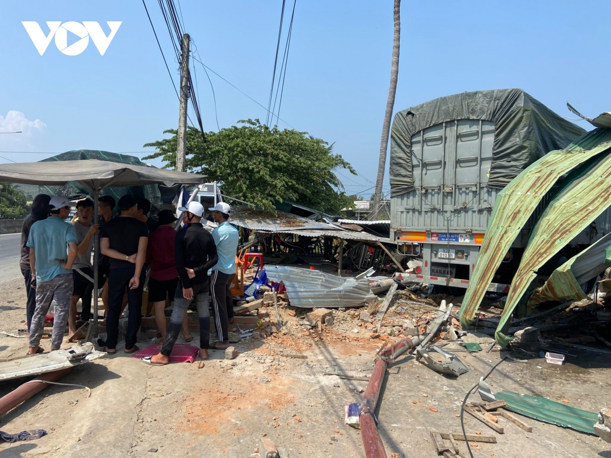 Xe tải lao vào quán cà phê ở Khánh Hòa, nhiều người bị thương